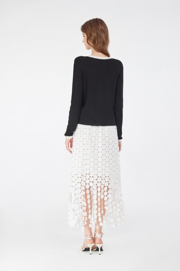 Wholesale Women's Long Sleeve V-Neck Pullover Knitwear with Contrast Trim and Gold Buttons Elegant Ribbed Knit Top - 图片 4