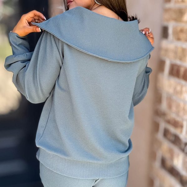 Elegant Lapel Zip-Up Athleisure Set Unique Large Lapel Design Combined with a Half-Zip Element Showcasing Loose and Comfortable - 图片 4