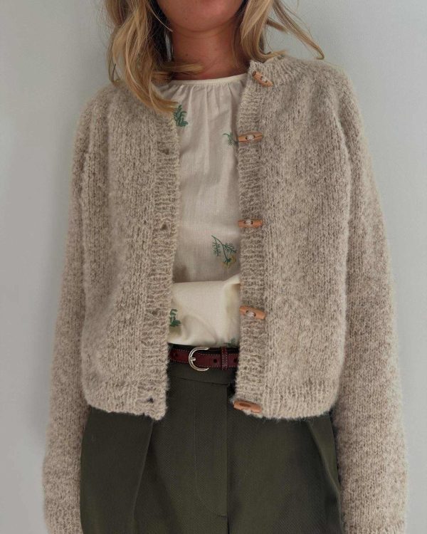 Wholesale Minimalist Knit Design Sustainable Fashion Loose Fit Knitted Cardigan Natural Wood Button Women's Casual Knitwear - 图片 3
