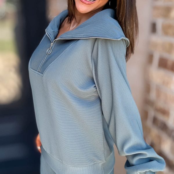 Elegant Lapel Zip-Up Athleisure Set Unique Large Lapel Design Combined with a Half-Zip Element Showcasing Loose and Comfortable - 图片 3