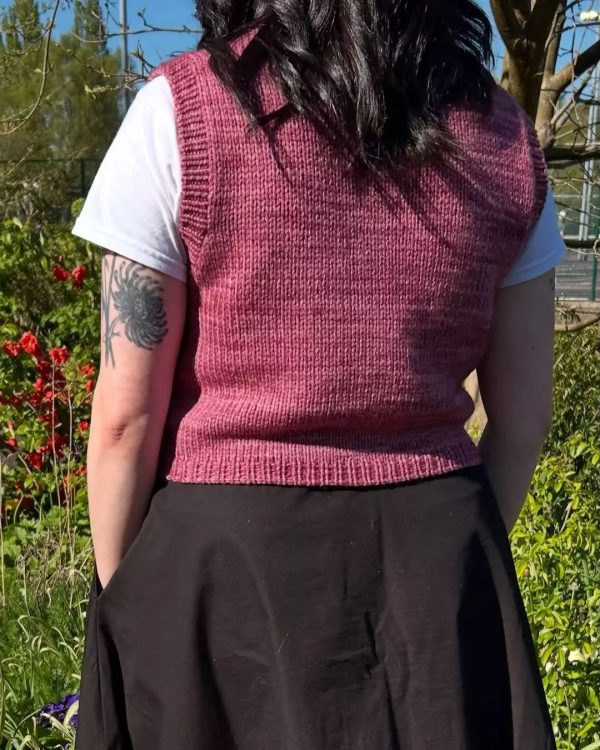 Wholesale French Retro Style Curved Placket Knit Vest Casual Versatile Buttoned Crewneck Solid Color Versatile Women's Knit - 图片 2