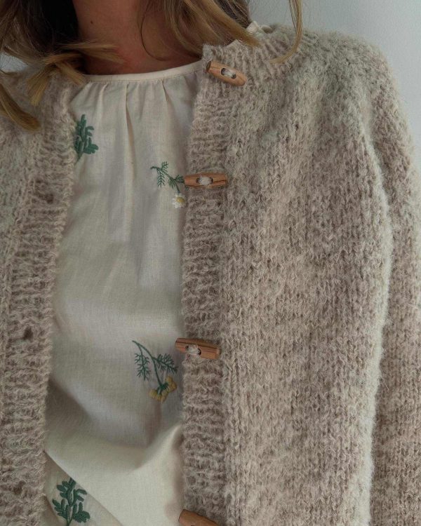 Wholesale Minimalist Knit Design Sustainable Fashion Loose Fit Knitted Cardigan Natural Wood Button Women's Casual Knitwear - 图片 2