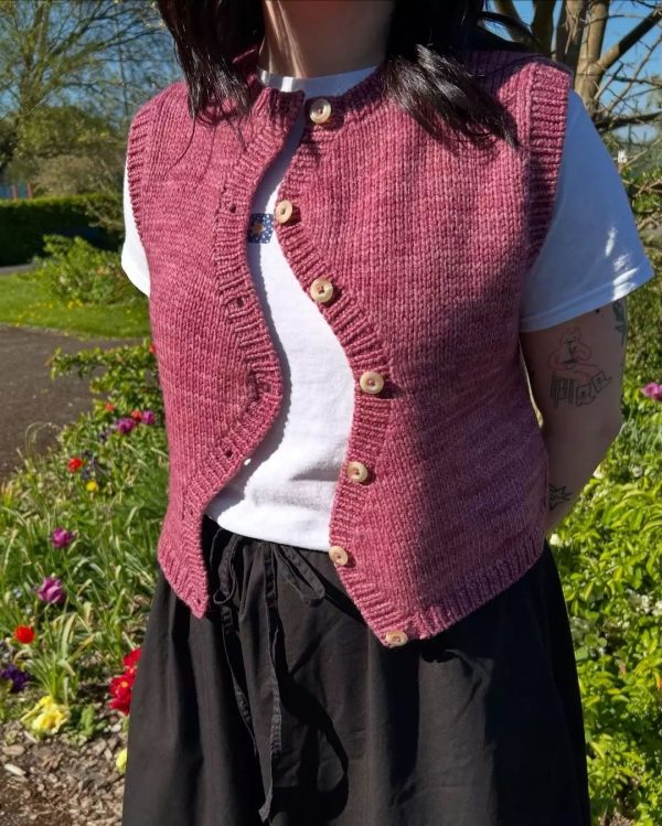 Wholesale French Retro Style Curved Placket Knit Vest Casual Versatile Buttoned Crewneck Solid Color Versatile Women's Knit - 图片 3