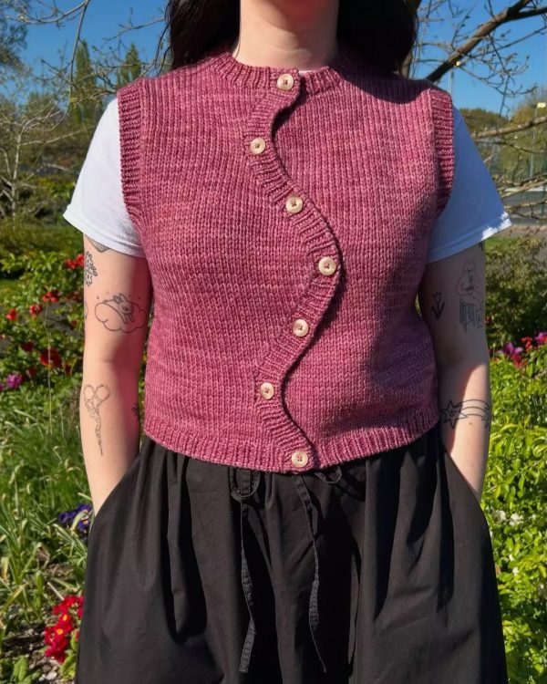 Wholesale French Retro Style Curved Placket Knit Vest Casual Versatile Buttoned Crewneck Solid Color Versatile Women's Knit