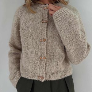 Wholesale Minimalist Knit Design Sustainable Fashion Loose Fit Knitted Cardigan Natural Wood Button Women's Casual Knitwear