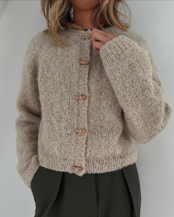Wholesale Minimalist Knit Design Sustainable Fashion Loose Fit Knitted Cardigan Natural Wood Button Women's Casual Knitwear
