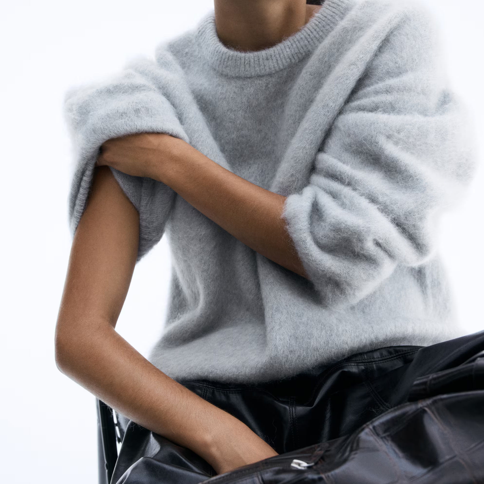 Light Grey Fuzzy Round - Neck Sweater Loose Fit High - End Style Top Minimalist - Style Light Grey Fuzzy Sweater Round - Neck - 图片 3