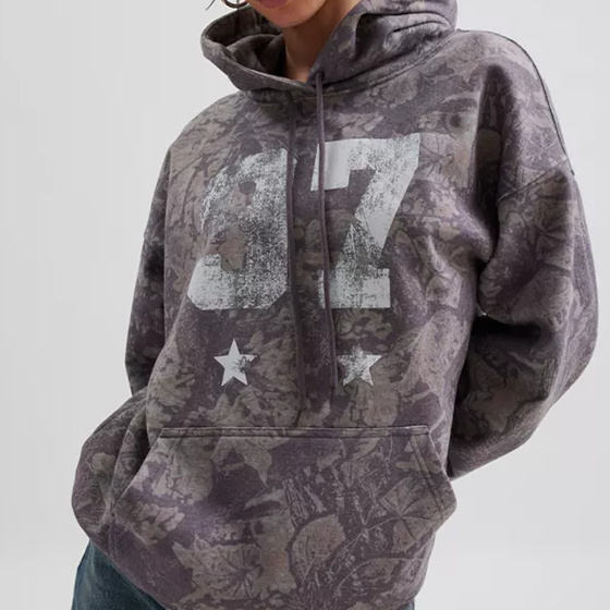 Camo Graphic Hoodie Sweatshirt in a Relaxed Fit with a Gray Toned Leaf Pattern Featuring Distressed Number 7 and Star Graphics. - 图片 4