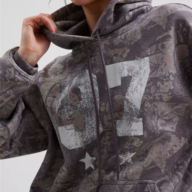 Camo Graphic Hoodie Sweatshirt in a Relaxed Fit with a Gray Toned Leaf Pattern Featuring Distressed Number 7 and Star Graphics. - 图片 3